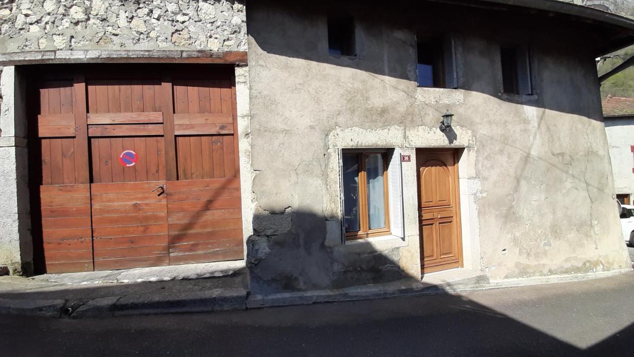 Petite maison de village située entre lacs, cascades et montagnes Virieu-le-Grand Exterior foto